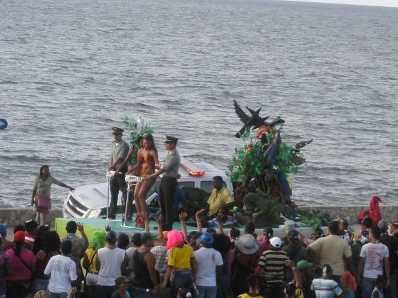 Desfile entre os muros de Cartagena e o mar, na Colômbia